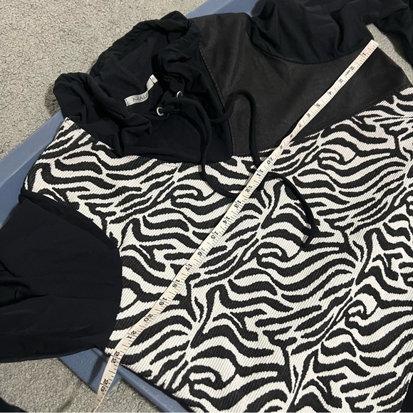 Maloka black, zebra pattern, leather patched long sleeve black top - Picture 13 of 14